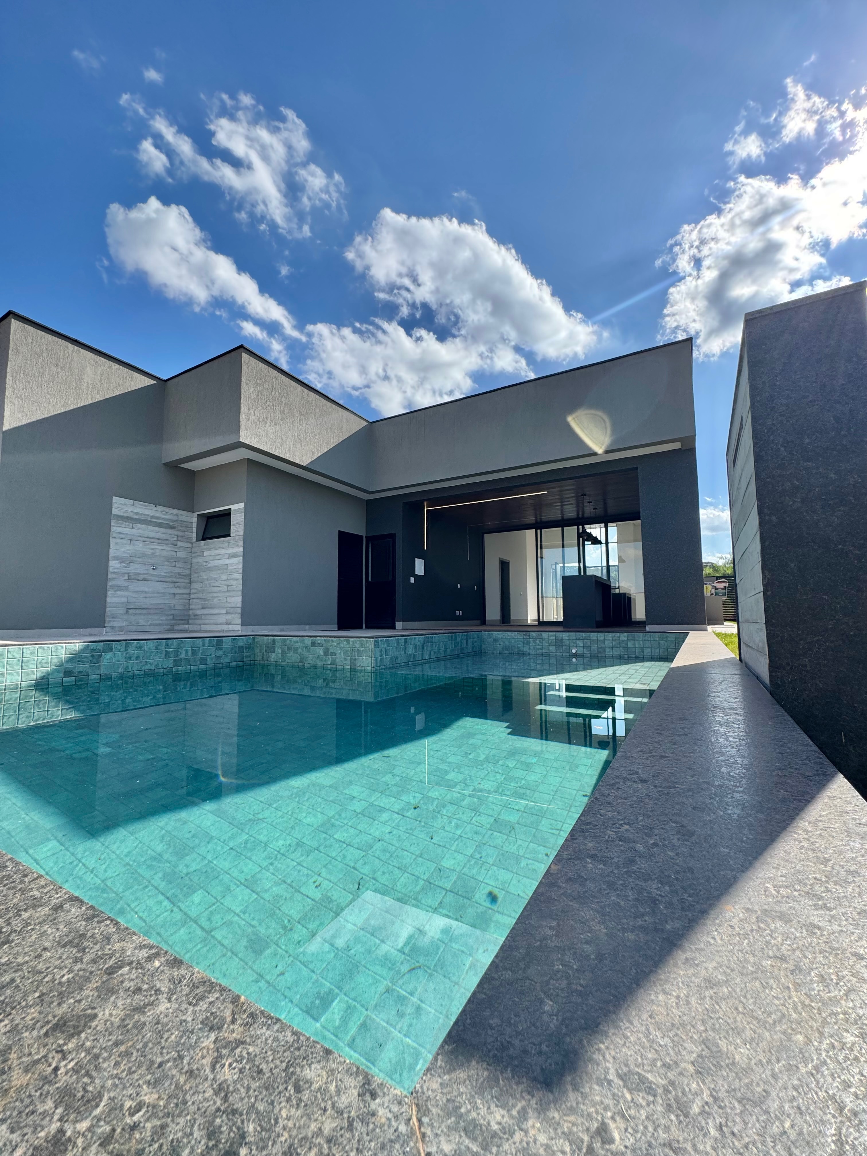 Casa Térrea à venda, com 4 suítes plenas mais office, lote com 640m2, 340m2 de construção, no Condomínio Plateau D’Or Unique.