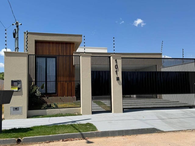 Casa com 300m² 3 quartos e 2 banheiros, à venda, no bairro Jardim Bougainville em Sinop