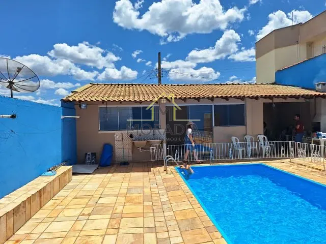 Casa com 201m² 2 quartos e 2 banheiros, à venda, no bairro Santa Bárbara em Guaranésia