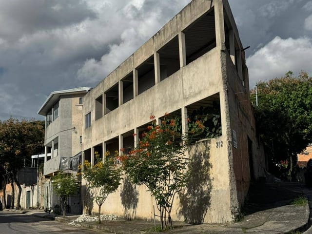 Casa 3 quartos e 3 banheiros, à venda, no bairro Minaslândia (P Maio) em Belo Horizonte