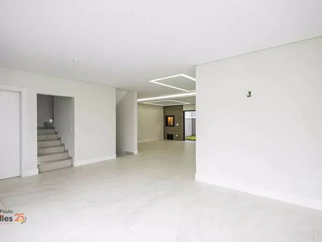 Casa 4 quartos e 4 banheiros, à venda, no bairro Uberaba em Curitiba