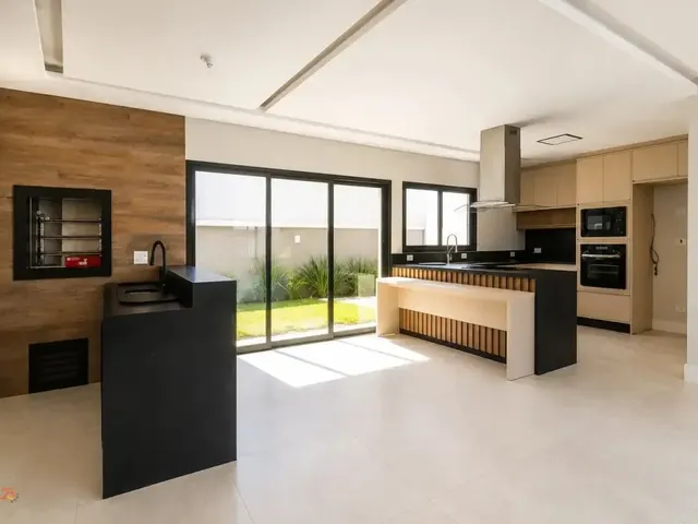 Casa 4 quartos e 4 banheiros, à venda, no bairro Uberaba em Curitiba