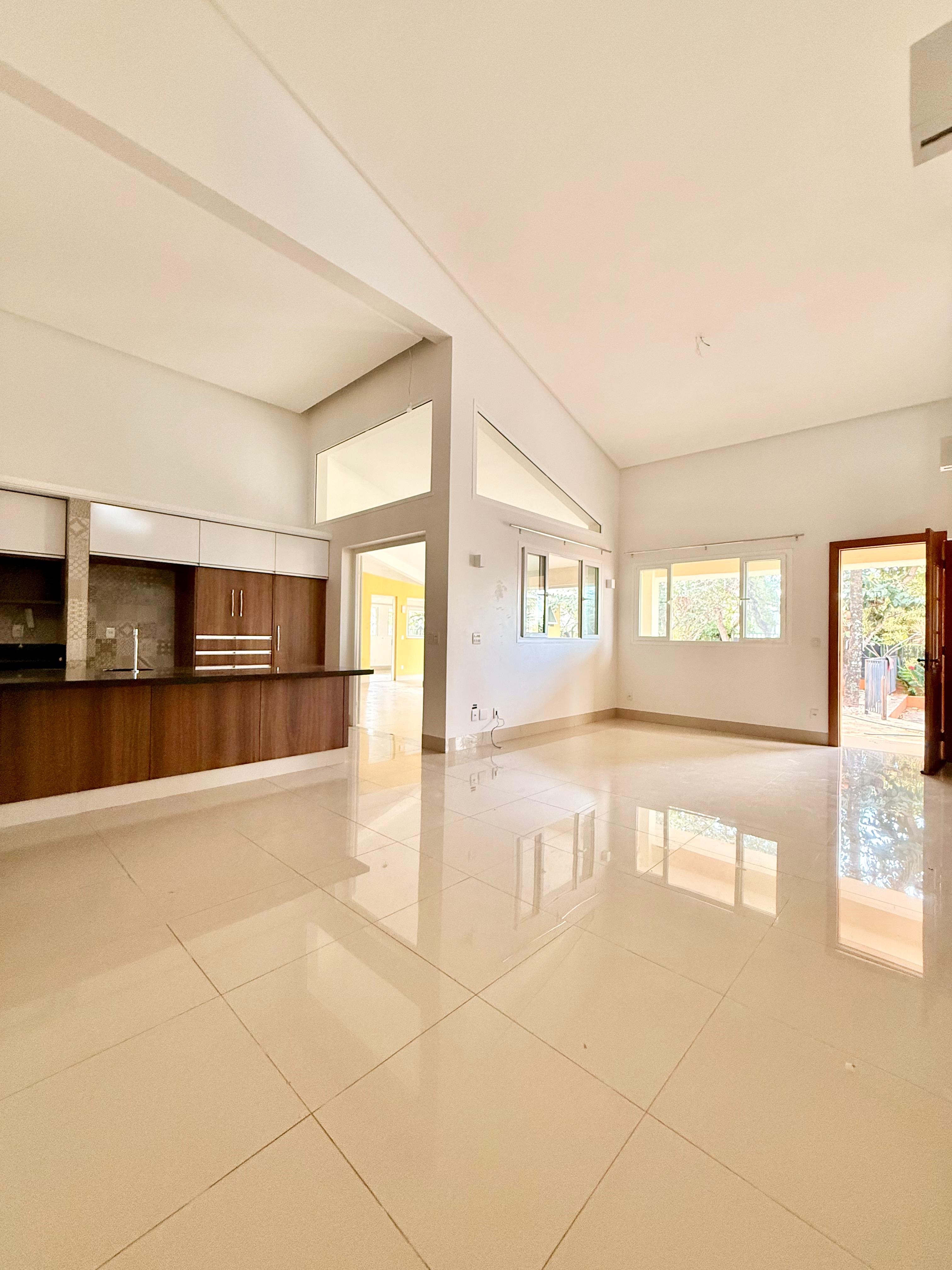 Casa térrea à venda, com 3 suítes, lote com 870m2, 330m2 de construção, no Jardins Verona, Goiânia, GO.