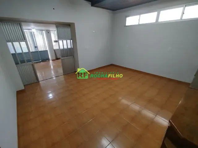 Casa com 300m² 4 quartos e 3 banheiros, para alugar, no bairro Lourival Parente em Teresina