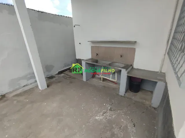 Casa com 300m² 4 quartos e 3 banheiros, para alugar, no bairro Lourival Parente em Teresina