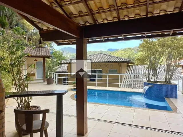 Casa com 588m² 4 quartos e 6 banheiros, à venda, no bairro Badu em Niterói