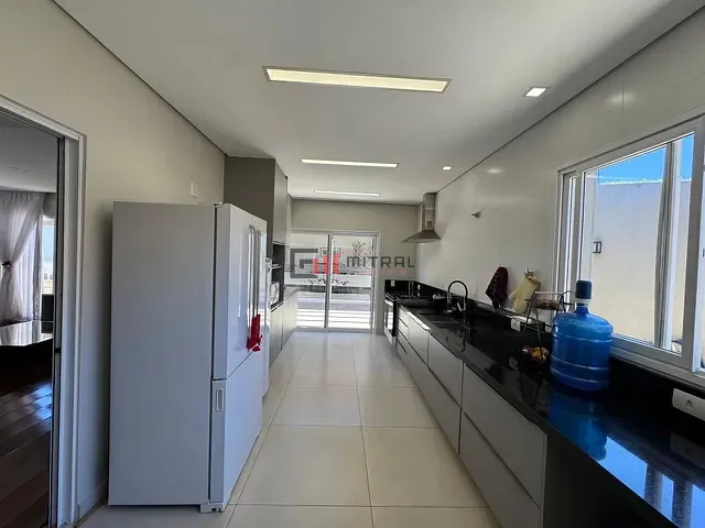 Casa 4 quartos e 6 banheiros, à venda, no bairro Champagnat em Londrina