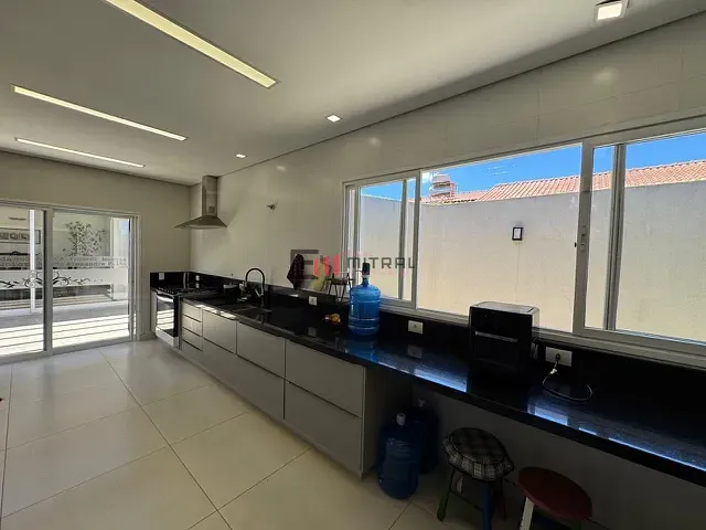 Casa 4 quartos e 6 banheiros, à venda, no bairro Champagnat em Londrina