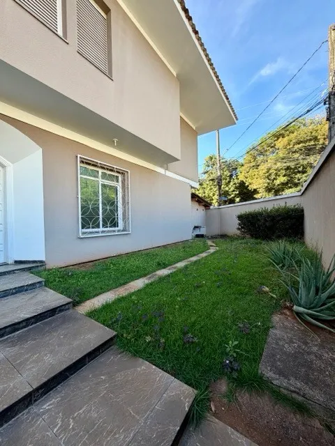 Casa a venda com 5 quartos (2 suítes) em frente à Praça Santino Lira Pedrosa | Residencial ou Corporativa | Setor Sul