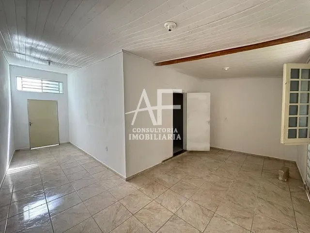 Casa com 750m² 3 quartos e 2 banheiros, para alugar, no bairro Jardim Maria Augusta em Taubaté
