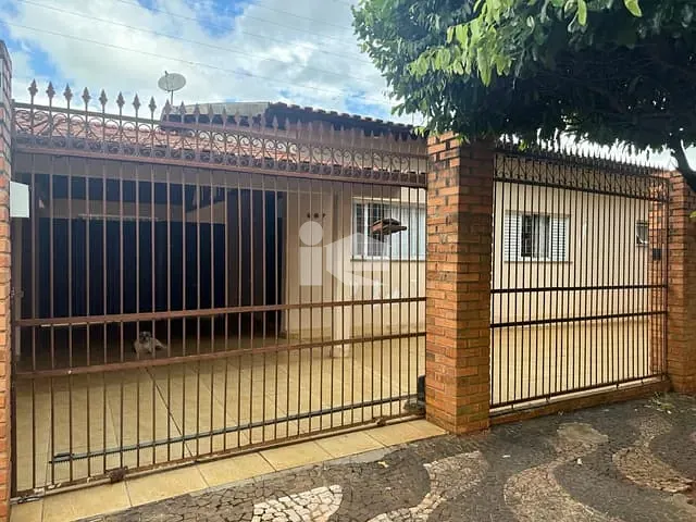 Casa com 300m² 2 quartos e 2 banheiros, à venda, no bairro Centro em Rolândia
