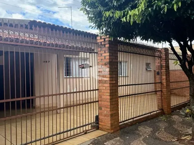 Casa com 300m² 2 quartos e 2 banheiros, à venda, no bairro Centro em Rolândia