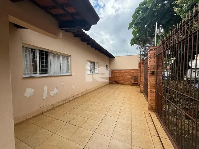 Casa com 300m² 2 quartos e 2 banheiros, à venda, no bairro Centro em Rolândia