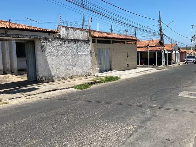 Casa com 200m² 4 quartos e 2 banheiros, à venda, no bairro Saci em Teresina