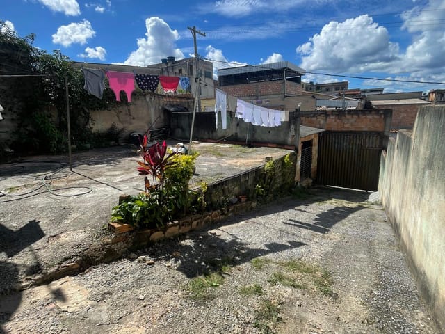 Casa 4 quartos e 1 banheiro, à venda, no bairro Monte Azul em Belo Horizonte