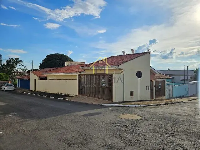 Casa com 244m² 3 quartos e 2 banheiros, à venda, no bairro Centro em Guaxupé