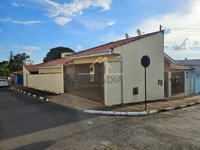 Casa com 244m² 3 quartos e 2 banheiros, à venda, no bairro Centro em Guaxupé