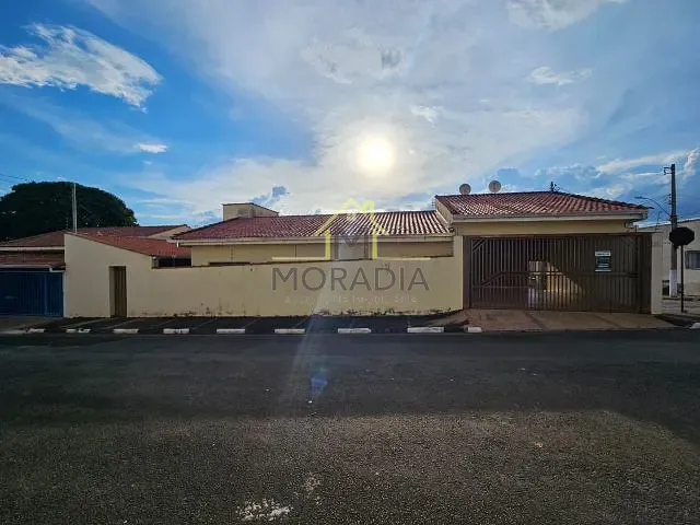 Casa com 244m² 3 quartos e 2 banheiros, à venda, no bairro Centro em Guaxupé