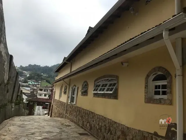 Casa 5 quartos e 1 banheiro, à venda, no bairro MOSELA em Petropolis
