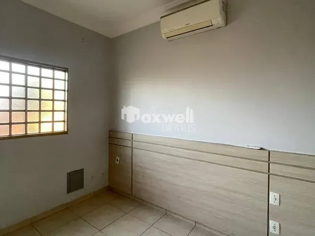 Casa 3 quartos e 4 banheiros, para alugar, no bairro Jardim Ipiranga em Aparecida de Goiânia