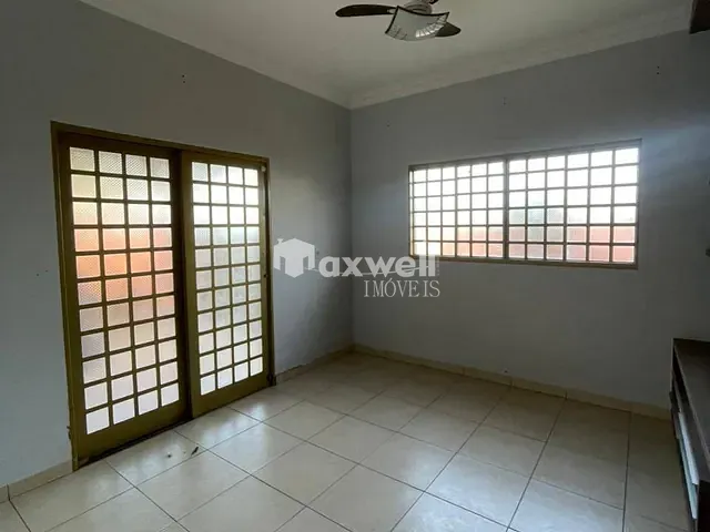 Casa 3 quartos e 4 banheiros, para alugar, no bairro Jardim Ipiranga em Aparecida de Goiânia