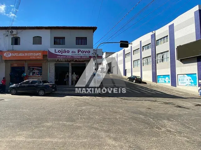Conjunto comercial com 120m², à venda, no bairro Alto Mercado em Araçuaí
