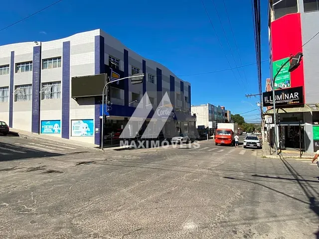 Conjunto comercial com 120m², à venda, no bairro Alto Mercado em Araçuaí