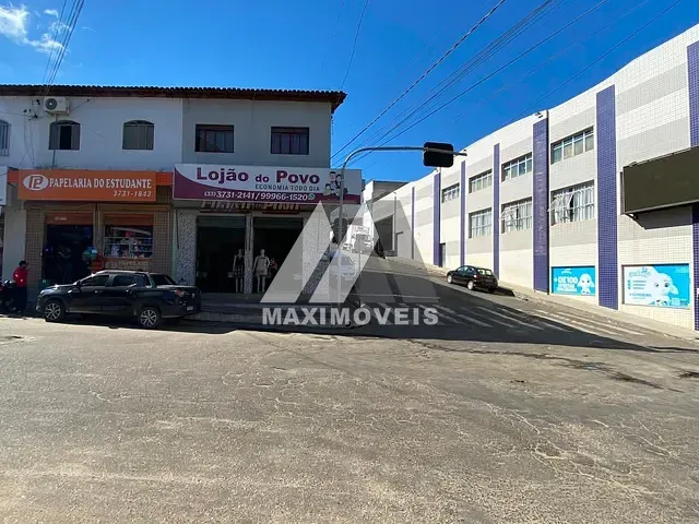 Conjunto comercial com 120m², à venda, no bairro Alto Mercado em Araçuaí