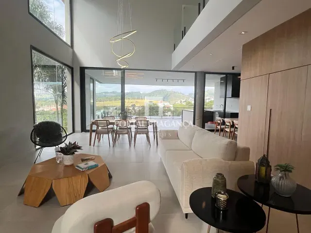 Casa com 460m² 4 quartos e 6 banheiros, à venda ou para alugar, no bairro Condomínio Vale das Águas em Bragança Paulista