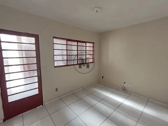 Casa com 300m² 3 quartos e 1 banheiro, à venda, no bairro Residencial Village Santana em Guaratinguetá