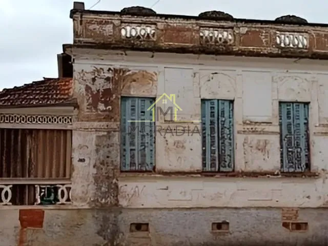 Casa com 203m² 2 quartos e 2 banheiros, à venda, no bairro Centro em Guaxupé