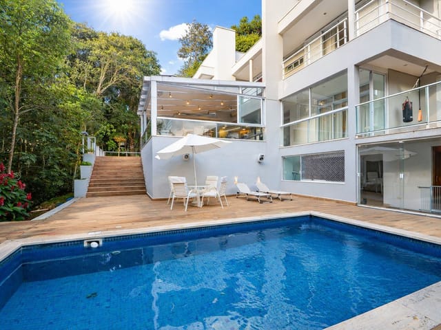 Casa com 2000m² 5 quartos e 7 banheiros, à venda, no bairro Cascatinha em Curitiba