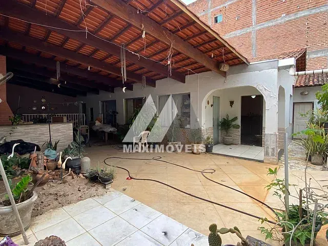Casa com 319m² 3 quartos e 3 banheiros, à venda, no bairro Vila Graça Melo em Araçuaí