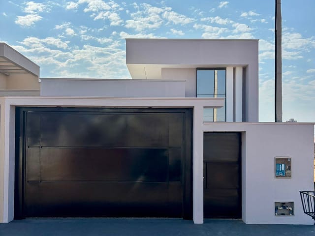Casa com 210m² 3 quartos e 2 banheiros, à venda, no bairro Residencial Deville em Sinop