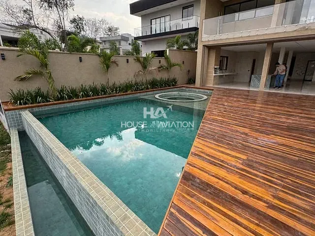 Casa com 560m² 5 quartos e 7 banheiros, à venda, no bairro Condomínio do Lago 1ª Etapa em Goiânia