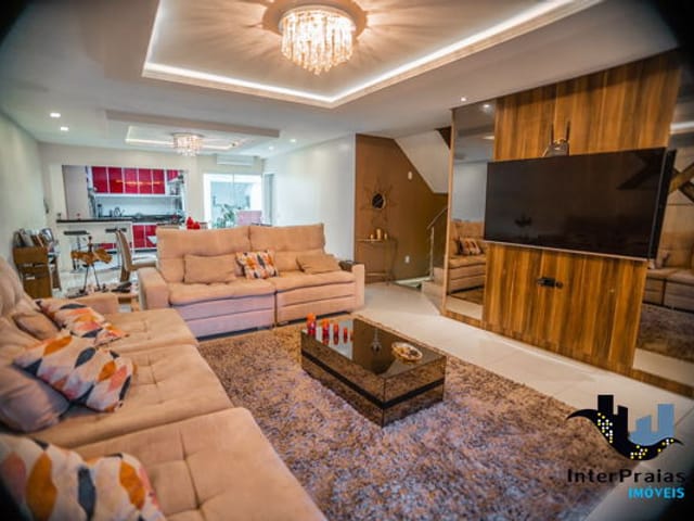 Casa com 600m², à venda, no bairro Balneário Pereque em Porto Belo