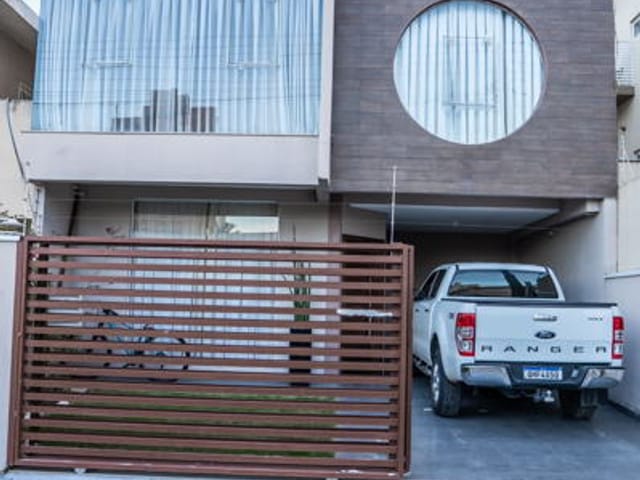 Casa com 600m², à venda, no bairro Balneário Pereque em Porto Belo