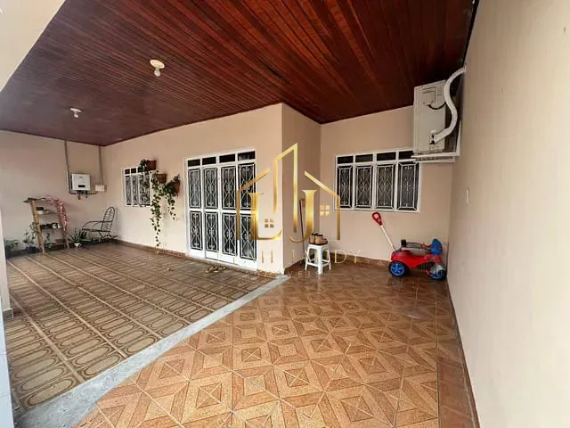 Casa com 200m² 3 quartos e 2 banheiros, à venda, no bairro Cristo Rei em Várzea Grande