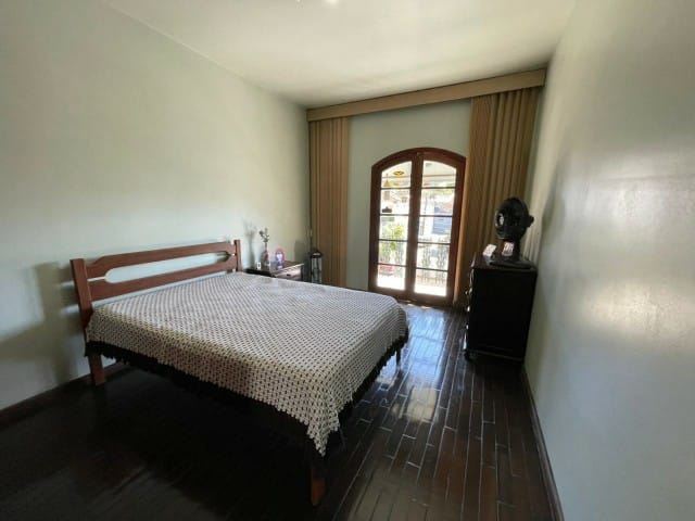 Casa com 330m² 3 quartos e 1 banheiro, à venda, no bairro Cascatinha em Petrópolis