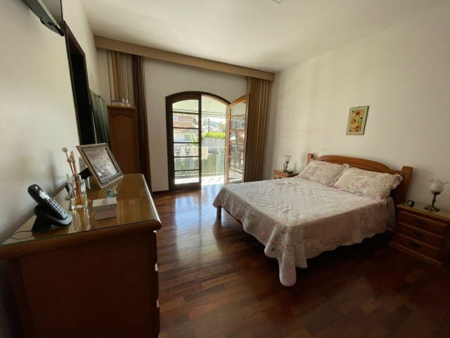 Casa com 330m² 3 quartos e 1 banheiro, à venda, no bairro Cascatinha em Petrópolis