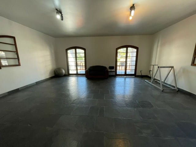 Casa com 330m² 3 quartos e 1 banheiro, à venda, no bairro Cascatinha em Petrópolis