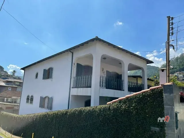 Casa com 330m² 3 quartos e 1 banheiro, à venda, no bairro Cascatinha em Petrópolis