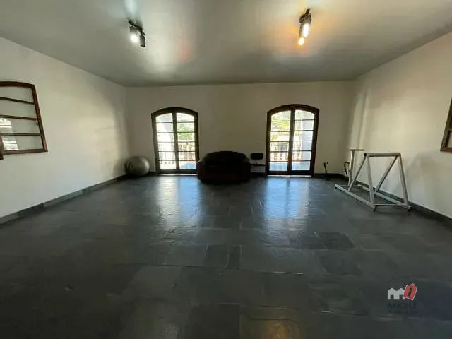 Casa com 330m² 3 quartos e 1 banheiro, à venda, no bairro Cascatinha em Petrópolis