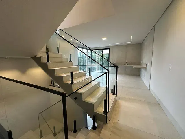 Casa com 210m² 4 quartos e 6 banheiros, à venda, no bairro Jardim Atlântico em Goiânia