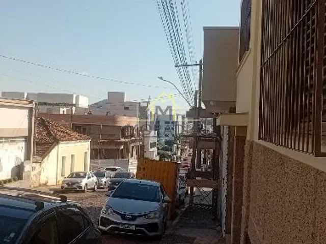 Casa com 648m² 7 quartos e 3 banheiros, à venda, no bairro Centro em Guaxupé