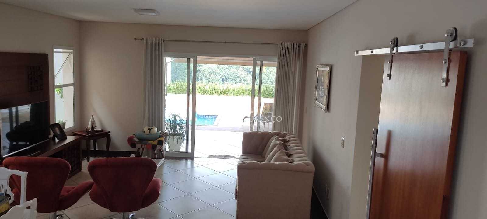 Casa à venda com 3 quartos, 270m² - Foto 1