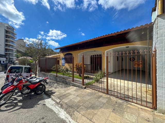 Casa 3 quartos e 2 banheiros, à venda, no bairro Jardim Glória em Juiz de Fora