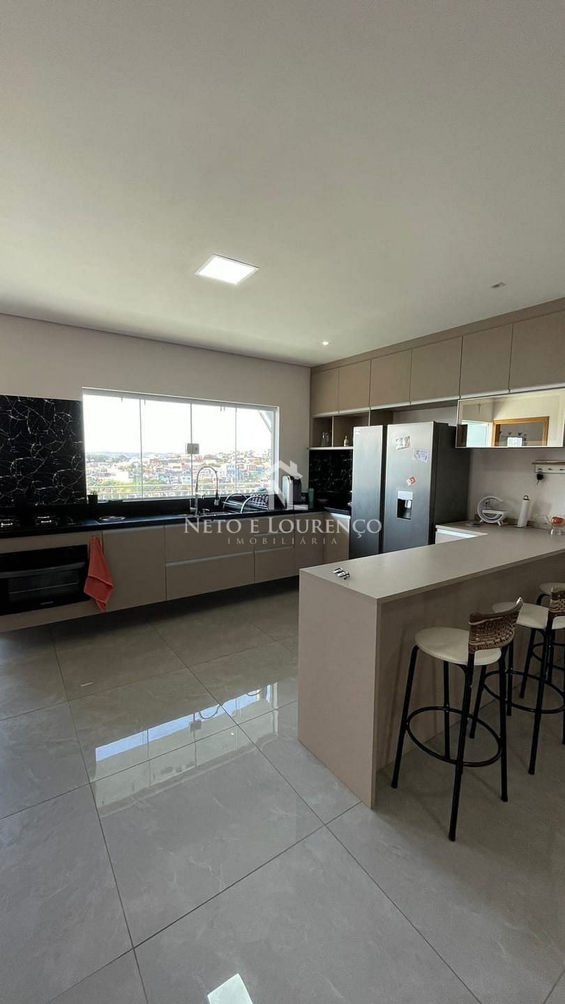 Casa, 3 quartos, 215 m² - Foto 2