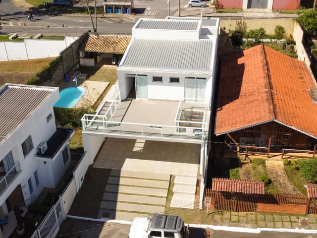 Casa 3 quartos e 5 banheiros, à venda, no bairro São Pedro em Juiz de Fora