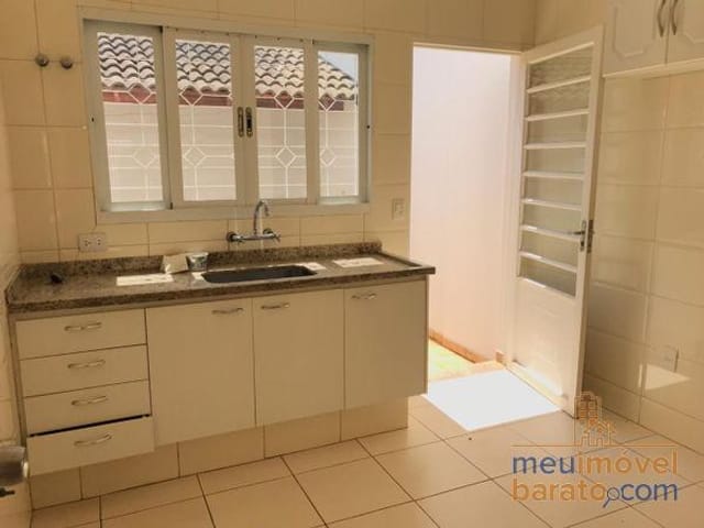 Casa com 200m² 3 quartos e 3 banheiros, para alugar, no bairro Guanabara em Londrina